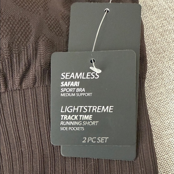 90 degree seamless Safari trail bra, and running shorts set - Picture 9 of 11